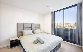 Central Located 2 Bedroom Apartment In Canberra With Parking